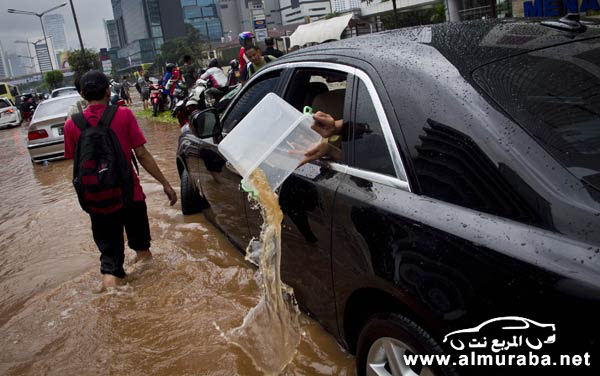 "رولز رويس" جوست الفاخرة غارقة في فيضانات جاكرتا وصاحبها يحاول إخراج المياه التي دخلتها ! 4